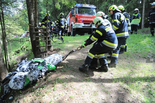 Die Feuerwehr musste das zerstörte Motorrad am Gaberl bergen.