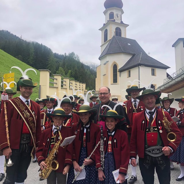 Bischof Glettler gemeinsam mit der Musikkapelle.