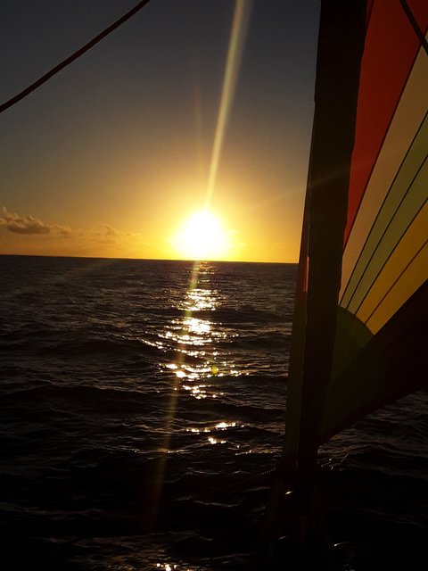 Den Sonnenuntergang am Meer unter Segel genießen. | Foto: Kirschnek privat
