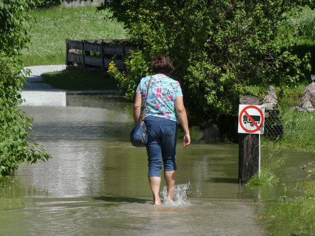 "Land unter" in Münster-Habach – die Feuerwehren versuchen, das Wasser aus der Siedlung zu bekommen.
