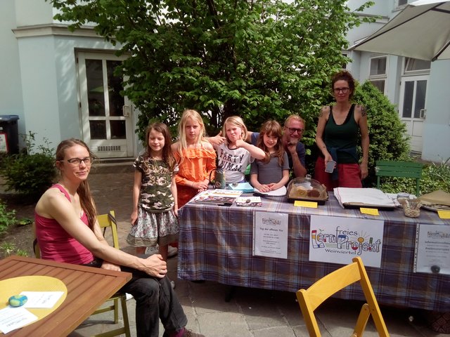 Beim Jungpflanzenverkauf bei Marie's Naturkostladen