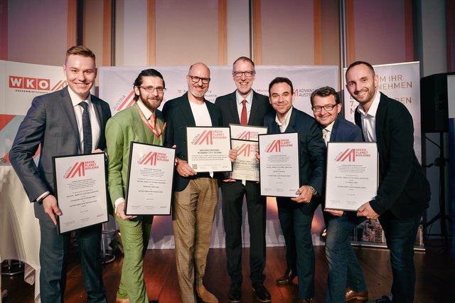 Die ausgezeichneten Projektpartner: (v.l.n.r.:) Alexandr Kravchenko (Weissenseer JV Ost GmbH), David Michulec (Neubau Energy Systems), Christof Weissenseer (Weissenseer Holz-System-Bau GmbH), Helmut Schöberl (Schöberl &amp; Pöll GmbH), Christian Garz (Kärnten Solar - Ingenieurbüro Jaindl &amp; Garz GmbH), k.A. und Walter Kreisel (Kreisel Electric GmbH &amp; Co KG) | Foto: Valerie Maltseva/Agenda Studio