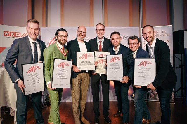 Kärnten Solar mit Projektpartnern: Alexandr Kravchenko (Weissenseer JV OST GmbH), David Michulec (Neubau Energy Systems), Christof Weissenseer (Weissenseer Holz-System-Bau GmbH), Helmut Schöberl (Schöberl &amp; Pöll GmbH), Christian Garz (Kärnten Solar – Ingenieurbüro Jaindl &amp; Garz GmbH), Walter Kreisel (W &amp; Kreisel GmbH) | Foto: Valerie Maltseva/Agenda Studio
