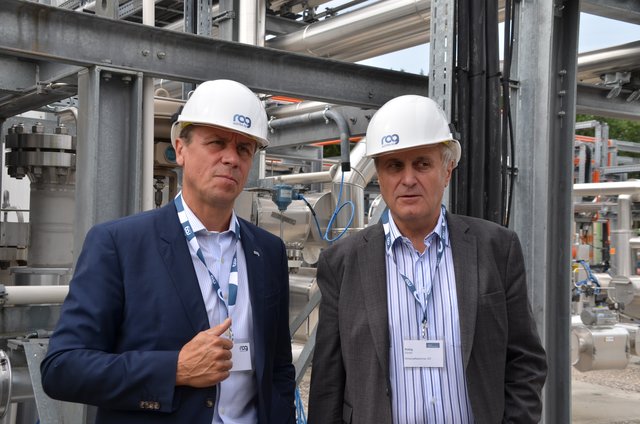 Markus Mitteregger, Geschäftsführer der RAG Austria AG, und Günter Rübig, Spartenobmann der WKOÖ, vor der Erdgas-Versuchsanlage in Pilsbach.  | Foto: WKOÖ