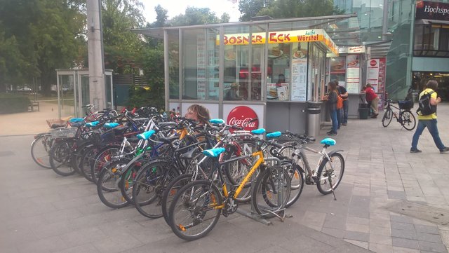 Vor allem im Bereich der Landstraße sind Radabstellanlagen oft hoffnungslos überfüllt, wie hier beim Schillerpark.  | Foto: Radlobby OÖ