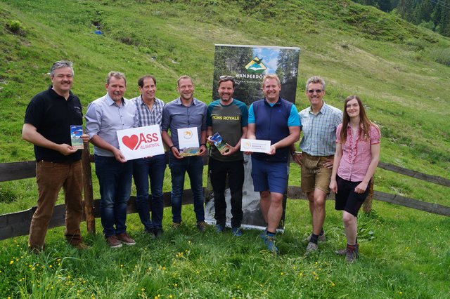 Josef Mühlmann, Franz Bergmann, Christian Trojer, Gerhard Haider, Christof Schett, Bernhard Pichler, Thomas Wirnsberger (Obmann Österreichs Wanderdörfer, Elisabeth Pfeifhofer (Projektbetreuerin Österreichs Wanderdörfer)