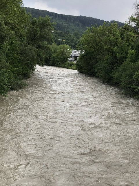 Auch die Sill führt viel Wasser, Olympiabrücke, 17:00 Uhr