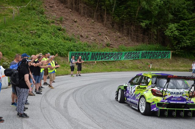Gastgeber Stefan Wiedenhofer in seinem markant lackierten Mitsubishi Mirage R5