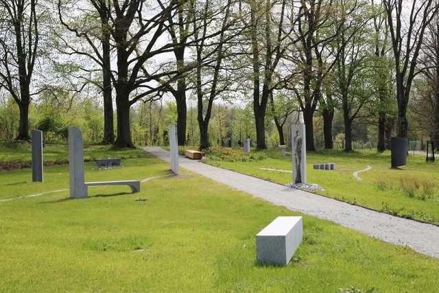 Die Granitskulpturen laden zu einem Rundgang ein.