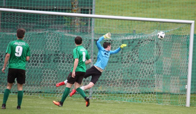 Tor für St. Peter a. K. II. Obdach-Torhüter Paul Kummer hatte beim Superschuss von Patrick Leitner zum 1:2 keine Abwehrchance.