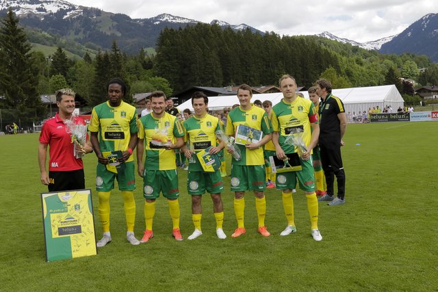 Trainer Alexander Markl und mehrere FC-Spieler sagten beim letzten Abschied Adieu.