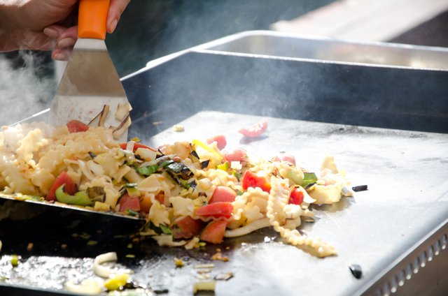 Pasta mit Lauch und Garnelen auf der Plancha. | Foto: Martina Winkler