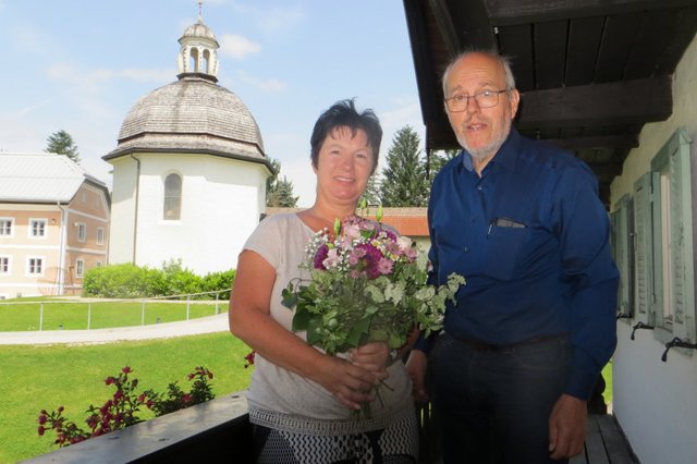 Gratulation: Am Wasserturm im Stille-Nacht-Bezirk, dem Sitz der Stille-Nacht-Gesellschaft, stellte sich Präsident Michael Neureiter mit Blumen ein.