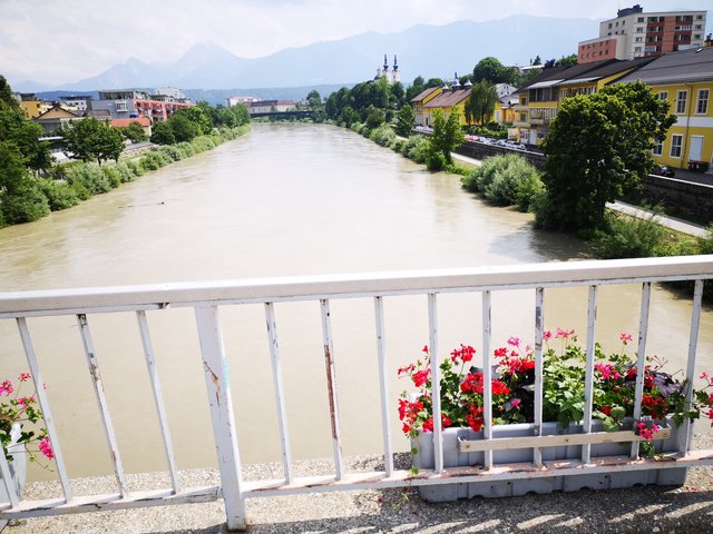 Blick von der Fußgängerbrücke beim Congress Center Villach.
Der Geh- und Radweg auf der rechten Drauseite ist ab sofort gesperrt.
