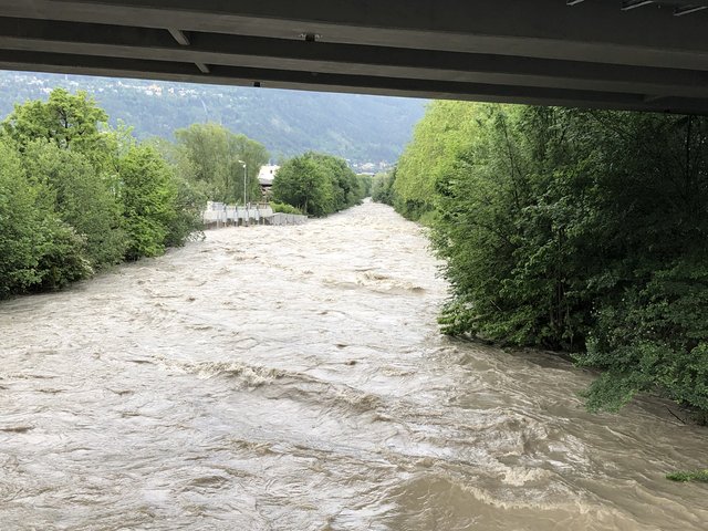 Auch die Sill führt viel Wasser, Olympiabrücke, 17:00 Uhr | Foto: skn