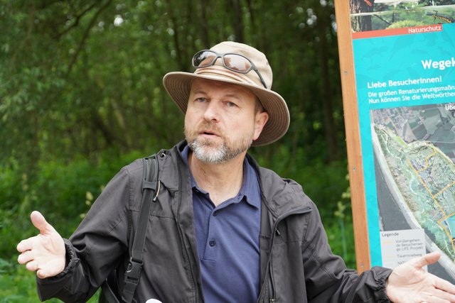 Bernhard Riehl führt durch die Au. | Foto: Kleemayr