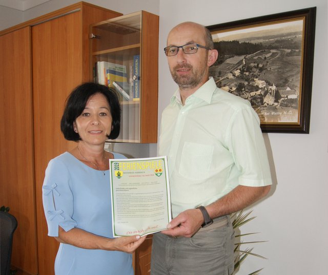 Margit Göll und Otmar Kowar präsentieren den ersten gemeinsamen Ferienkalender. | Foto: Buchhöcker