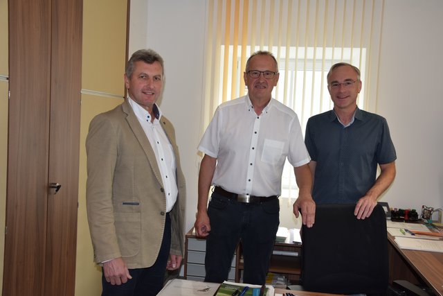 Bürgermeister Manfred Haslehner, bisheriger Amtsleiter Herbert Dieplinger, neuer Amtsleiter Klaus Haslehner.