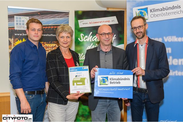 Peter Jungmeier von der SPES Zukunftsakademie (3.v.l.) bekommt die Auszeichnung überreicht.