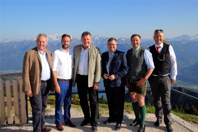 Einen traumhaften Ausblick von der Schafbergspitze genießen der oö. Landtagspräsident Viktor Sigl, Landesrat Stefan Schnöll, Landesrat Günther Steinkellner, Landesrat Ludwig Schleritzko, St. Wolfgangs Bürgermeister Franz Eisl und der technische Geschäftsführer der SchafbergBahn & WolfgangseeSchifffahrt Mario Mischelin (v.li.).