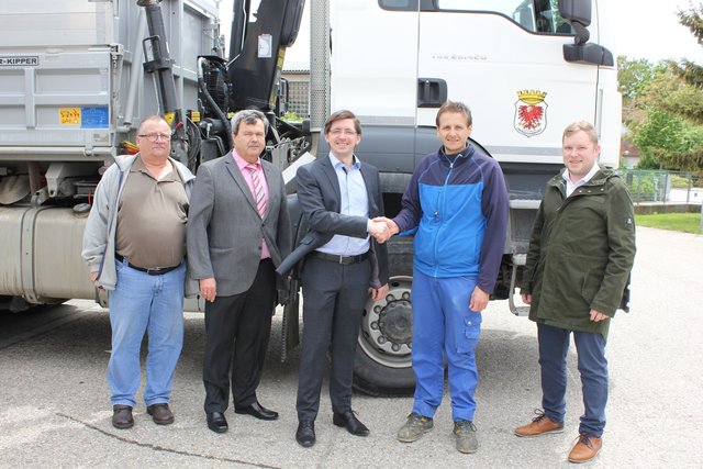 Alfred Leitsmüller, Kurt Schirmer, Vizebürgmeister Richard Waringer, Bernhard Bichler und Dominik Neuhold schätzen die zusätzliche Sicherheit, für die der Abbiegeassistent sorgt. | Foto: Stadtgemeinde Herzogenburg