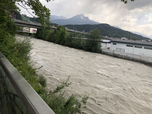 Auch die Sill führt viel Wasser, Höhe Tivoli Neu, 17:00 Uhr | Foto: skn