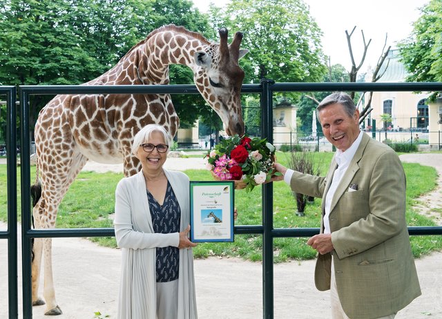 Der neue Pate sagt es mit Blumen | Foto: Daniel Zupanc