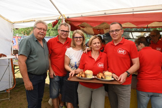 Auch beim Frühschoppen hatten wir prominenten Besuch. v.l.: St. Valentiner Vizebürgermeister Ferdinand Bogenreiter, Gemeinderat Manfred Gaßner, Landesrätin Ulrike Königsberger-Ludwig, Sabine Schaurhofer und Gemeinderat Johann Schaurhofer.