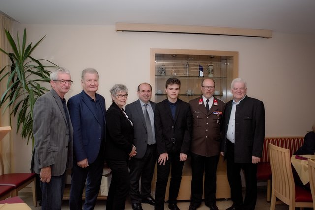 V. l. Vbgm. Alfred Domokosch, Vbgm. Walter Holzleithner, Vbgm. Regina Habith, Kulturobmann Klaus Wahlmüller, Sebastian Bauer, Gernot Wölfel, Bgm. Gunter Kastler | Foto: Marktgemeinde Hörsching
