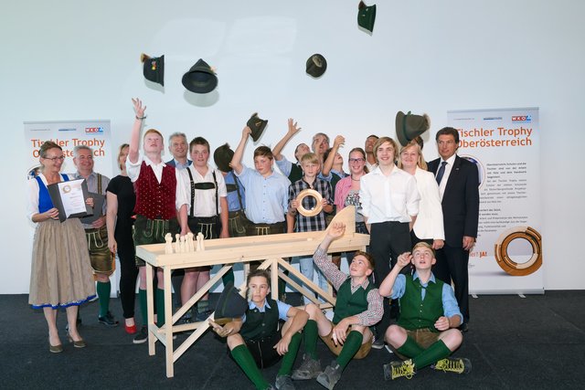 Stabilität, Rang 3: NMS Bad Goisern mit Patronanztischler Norbert Stieger.