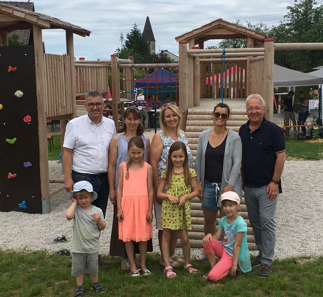 v.l.n.r. Vizebürgermeister Ingo Dörflinger, Gabi Pühringer, Astrid Lüftinger, Isabella Rauscher und Bürgermeister Hans Kronberger freuen sich mit den Kindern über das neue Taka-Tuka-Abenteuerland.
