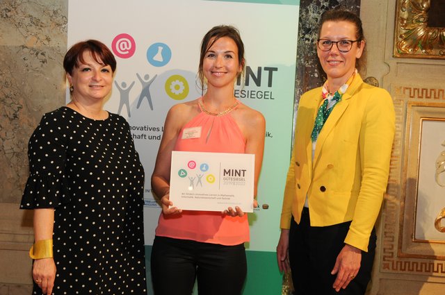 Hofrätin Ruth Petz (Rektorin der Pädagogischen Hochschule Wien), Iris Kaml von der Naturparkvolksschule Zederhaus, Iris Eliisa Rauskala (Bundesministerin für Bildung, Wissenschaft und Forschung). | Foto: Markus Prantl