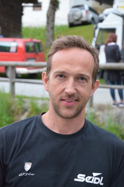 Manuel Seidl im Interview am Samstag Abend über sein Comeback nach dem Unfall in Kitzeck: "Der Unfall ist zwar schon noch im Kopf, aber es geht mir gut. Ich konnte mich im Training jeweils um zwei Sekunden steigern, wenn mir das im Rennen auch gelingt, bin ich zufrieden. Die Veranstaltung ist top, spitzenmäßig, alle sind sehr bemüht, dass sich die Fahrer wirklich wohlfühlen!" 