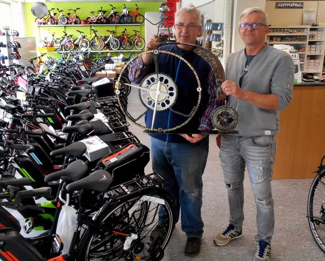 Radlgwölb-Chef Franz Artner (l.) freut sich über das originelle Geschenk zur Eröffnung seiner vergrößerten Verkaufsfläche.