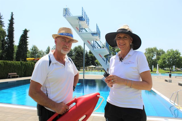 Günther "Zaco" Zarfl und Nathalia Weinberger sorgen schon seit Jahren für die Sicherheit der Badegäste im Wolfsberger Stadionbad