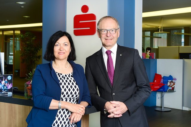 Die beiden Vorstandsdirektoren der Sparkasse Ried-Haag Elfriede Mild-Sejkora und Wilfried Bachmayr.