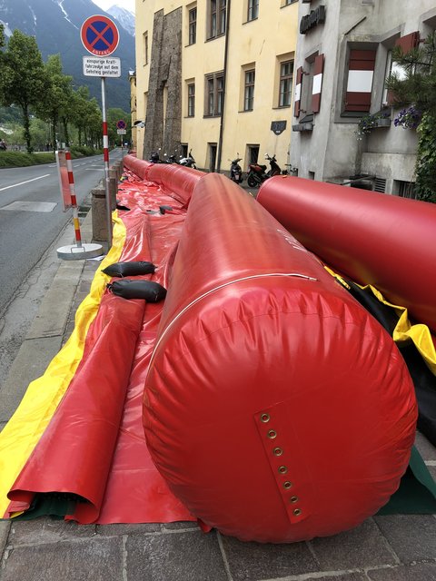 Mobiler Hochwasserschutz vor der Otto Burg in Innsbruck | Foto: skn