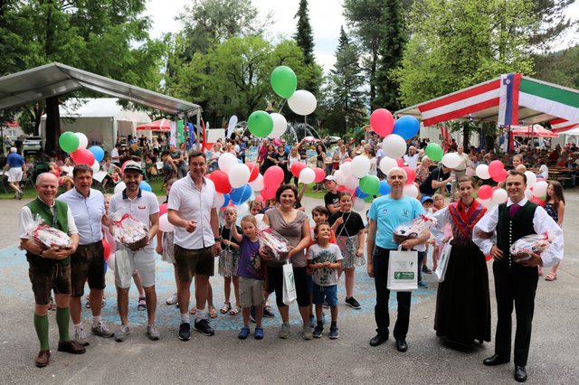 Die Kinder ließen zur Eröffnung Luftballons in den Landesfarben steigen. | Foto: Cescutti
