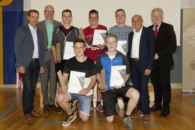 Spartenobmann Franz Jirka, Landesinnungsmeister Klaus Buchauer, Fabian Fohring, Julian Weitlaner, Andreas Jestl, LSI Roland Teissl und Direktor der TFBS Holztechnik Christian Margreiter (h.v.l.); Tobias Kaufmann und Daniel Mitterdorfer (v.v.l).