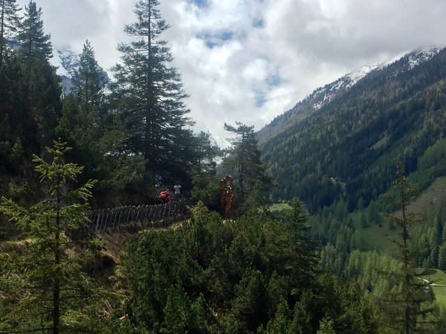 Der erste Aufschwung führt relativ steil und über hunderte Stufen bzw. rund 400 hm durch den Wald. Ideal, um sich mit sich selber zu beschäftigen und Abstand zu gewinnen. Dann eröffnet sich der imposante Blick in das Pinnistal und man passiert die Wegestationen in leichtem Auf und Ab.