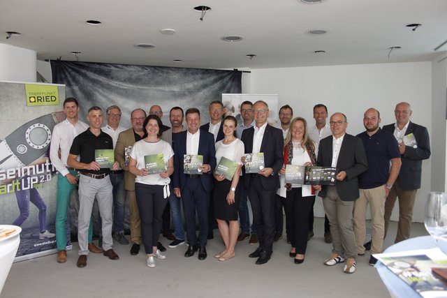 Bürgermeister Albert Ortig mit den Netzwerkpartnern von StadtUp 2.0. | Foto: Schiefer/BRS