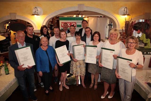 Die Wirtschaftskammer Deutschlandsberg mit Regionalstellen-Obmann Manfred Kainz und Regionalstellenleiterin Maria Deix gratuliert zu den zehnjährigen Jubiläen. | Foto: Guido Lienhardt