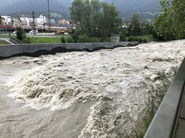 Auch die Sill führt viel Wasser, Höhe Tivoli Neu, 17:00 Uhr | Foto: skn