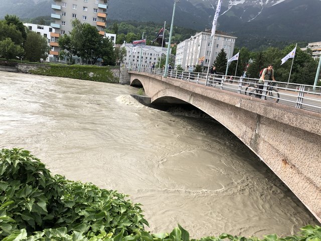 Hochwasser am Inn, Uni-Brücke, 17:30  | Foto: skn