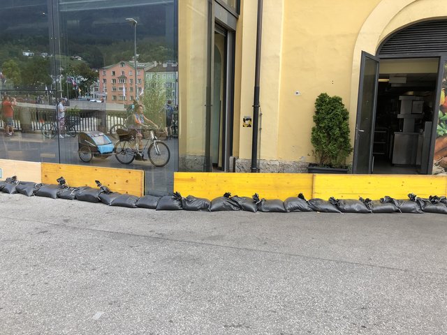 Hochwasserschutz beim Restaurant gegenüber der Innsbrucker Altstadt | Foto: skn