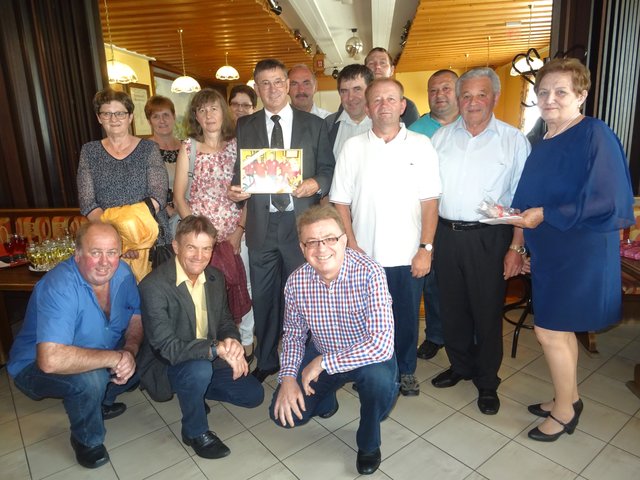Vorne Manfred Schöll, Johann Sachs und Werner Schöll, hinten Rosi Sachs, Erika Sachs, Rosita Sachs, Karla Schöll-Tritremmel, Geburtstagskind Erich Schock, Helmut Sachs, Johann Sachs, Roman Unger, Karl Langecker, Martin Tremmel, Gerhart Phillippovitsch und Gattin Maria Schock.