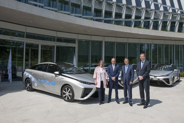 Acht Toyota Mirai für das IOC. v.l.n.r.: Marie Sallois-Dembreville, Director for Sustainability des IOC, Matt Harrison, Executive Vice President, Sales bei Toyota Motor Europe, Timo Lumme, Managing Director der IOC Television and Marketing Services und Christian Künstler, Managing Director bei Toyota Schweiz