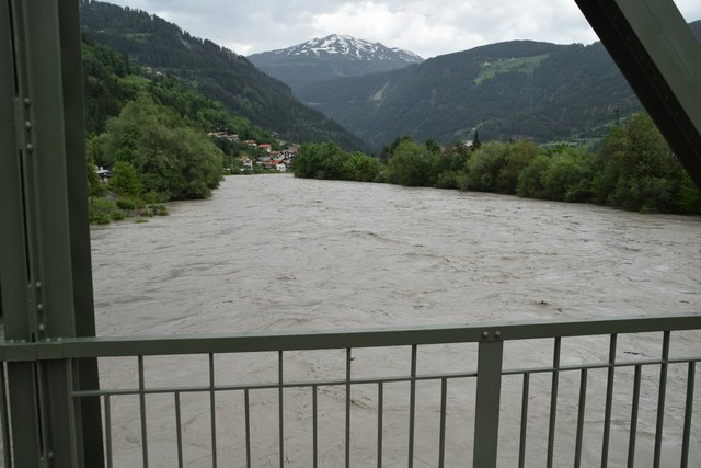 Aufgrund der starken Schneeschmelze und durch lokale Gewitter erreicht der Pegel des Inns hier in Prutz mittlerweile 311cm. Aus der Schweiz wird noch mehr Wasser erwartet.