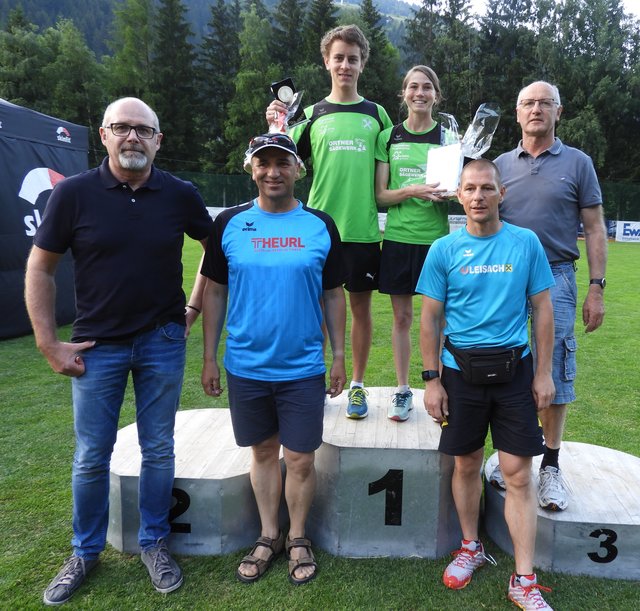 Die Tagessieger Theresa Moser und Manuel Theurl mit Bürgermeister Bernhard Schneider, Max Theurl, Alfred Unterasinger und Konrad Jungmann