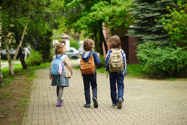 Eine gut gewählte Schultasche kann helfen, Rückenschmerzen und Haltungsschwächen zu vermeiden.